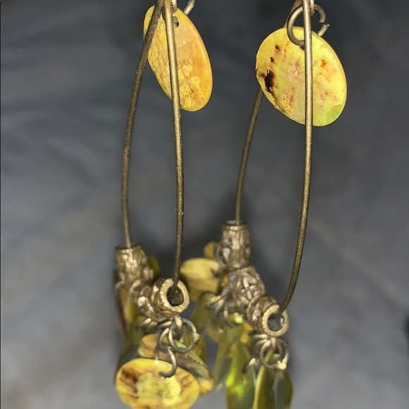 Metal w Shell Dangling Earringd - Picture 5 of 6